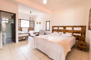 乌巴图巴HOTELARE Pousada Bóra Morá的一间带两张床的卧室和一间浴室