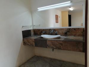 坎佩切Hotel Bugambilia Campeche的一间带水槽和镜子的浴室