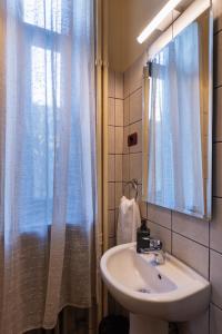 布加勒斯特Sweet Dreams Suites Piata Romana的一间带水槽和淋浴帘的浴室