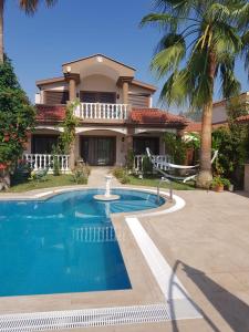 达利安Villa Bade的房屋前有游泳池的房子