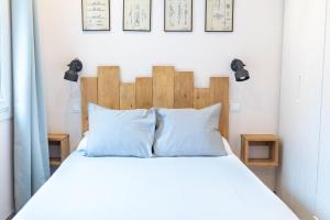 帕斯底拉卡萨Envalira Vacances - Dolsa的一张带木制床头板的床和两个枕头
