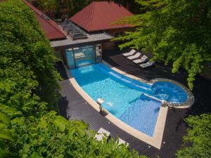 圣马丁德洛斯阿蒙尼特Spa公寓酒店的享有带2把躺椅的游泳池的顶部景致