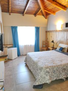 圣卡洛斯-德巴里洛切Hostal El Korú的一间卧室设有一张大床和一个大窗户