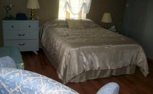 拉马巴耶拉美好时代酒店的一间卧室配有一张床、一个梳妆台和一扇窗户。