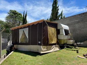 阿蒂巴亚Trailer, Esporte e Amigos的正在院子里建造帐篷的人