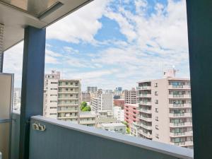 札幌Suncourt Maruyama Goden Hills / Vacation STAY 7602的阳台享有城市天际线的景致。