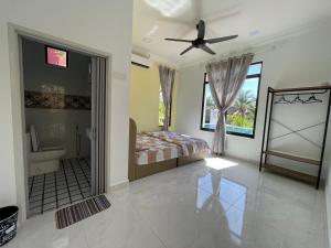 珍南海滩Laura Guest House Langkawi的一间卧室设有一张床和一间浴室。