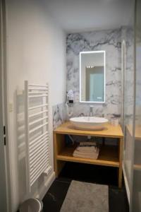 图尔LES 2 LIONS moderne confort proche transports的一间带水槽和镜子的浴室