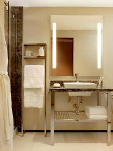 圣路易斯月升酒店的浴室配有盥洗盆、镜子和毛巾