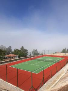 派帕El Bosque de Paipa的一座绿色和红色的网球场