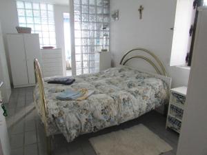 阿斯蒂La Terrazza Mombarone的一间卧室配有一张带花卉床罩的床