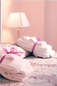 里米尼朱利奥塞萨雷酒店的灯旁床上的一堆毛巾