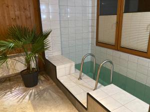 瓦伦Ferienwohnung Charline的一间带2个水槽和植物淋浴的浴室
