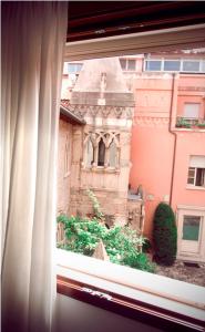 里米尼朱利奥塞萨雷酒店的享有大楼景致的窗户