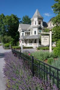 Jericho辛克莱住宿加早餐旅馆的一座带围栏和紫色花卉的房屋
