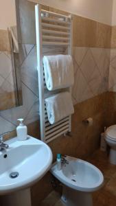 瓦尔蒙托内彩虹甜蜜旅馆的浴室配有白色水槽和卫生间。