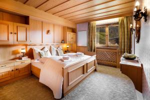 蒂罗尔-基希贝格Haus Seinader by Alpine Host Helpers的一间大卧室,配有一张大床和一个窗户