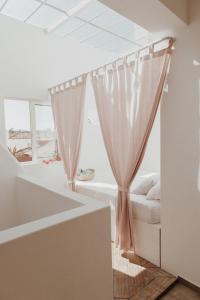 法鲁Casa da Madalena Backpackers Hostel的一间带浴缸、床和窗户的卧室