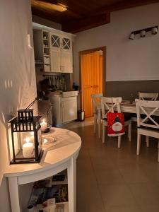 安达洛Casa Nina的厨房配有带蜡烛和椅子的桌子