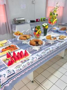 伊瓜苏大使酒店的上面有水果和食物的桌子