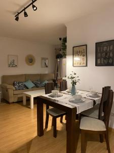 奥伦塞Ponte Canedo的客厅配有餐桌和椅子