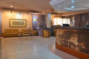 马格拉蒙黛尔酒店的大堂设有带沙发的等候室和酒吧