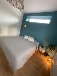 普罗丰德维耶Le Revella的一间卧室设有一张大床和一个窗户。