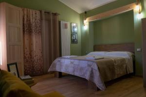 卡斯泰尔梅扎诺B&B Sud e Magia的一间卧室设有两张床,拥有绿色的墙壁