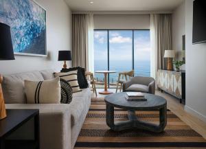 恩西尼塔斯Alila Marea Beach Resort Encinitas, a Hyatt Resort的客厅配有沙发和桌子
