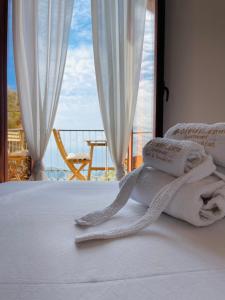 波利卡Sdraiati Apartments - Bed & Breakfast - Pollica的一间卧室配有带毛巾的床