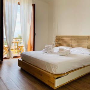 波利卡Sdraiati Apartments - Bed & Breakfast - Pollica的一间卧室配有一张大床和两条毛巾