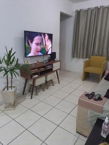 里约热内卢Casa em Condomínio的客厅的墙上配有平面电视。