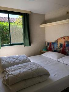 维亚雷焦Zona Rosa 5 Chalet mit Klimaanlage und Wlan的一间卧室设有两张床和窗户。