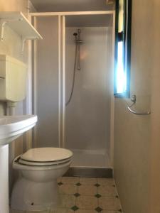 维亚雷焦Zona Rosa 5 Chalet mit Klimaanlage und Wlan的白色的浴室设有卫生间和淋浴。