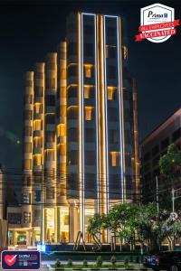 雅加达Ashley Wahid Hasyim Jakarta的前面有灯的大建筑