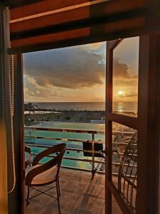LaSersita Casitas and Water Spa Beach Resort by Cocotel的海景阳台。