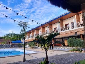 LaSersita Casitas and Water Spa Beach Resort by Cocotel的一座带游泳池和大楼的度假村