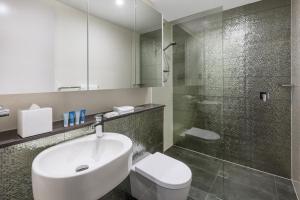 悉尼悉尼北部美利通公寓式酒店的一间带水槽、卫生间和淋浴的浴室