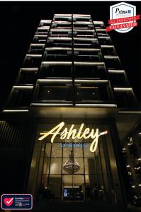 雅加达Ashley Sabang Jakarta的建筑物一侧的灯光标志