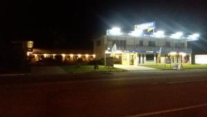 卡德韦尔卡德韦尔海滩酒店的一座晚上有灯的建筑