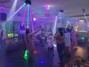 卡德韦尔卡德韦尔海滩酒店的一群人在激光室跳舞