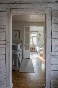 哈普萨卢Hapsal Dietrich apartemendid的一间卧室设有一张床和木墙