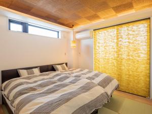 京都Family Inn Kei 慶的一间卧室设有一张大床和一个窗户。