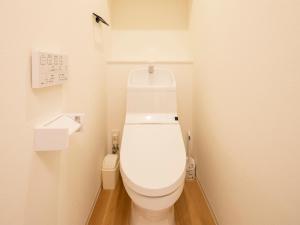 京都Family Inn Kei 慶的一间位于客房内的白色卫生间的浴室