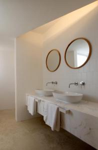 GħargħurThe King George Village Boutique Living的浴室设有2个水槽和镜子