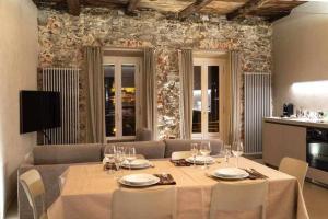 奥尔塔圣朱利奥Orta Paradise 6的一间带桌椅的用餐室
