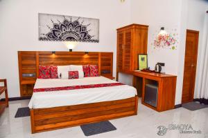 丹不拉Simoya Nature Park的一间卧室配有一张大床和一张书桌