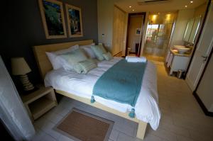 伊甸岛Papay Suite by Simply-Seychelles的配有浴室的客房内的一张大床