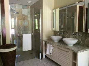 伊甸岛Papay Suite by Simply-Seychelles的一间带两个盥洗盆和淋浴的浴室