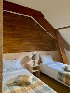 阿尔贝维尔勒萨瓦酒店的卧室设有两张床铺和木制天花板
